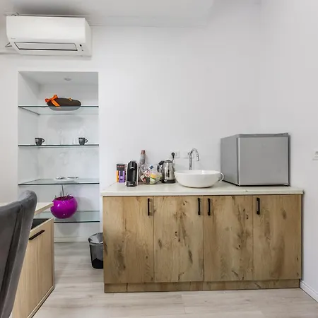 Apartment Comfy Spot For 2 With Wi-fi By Pikhost